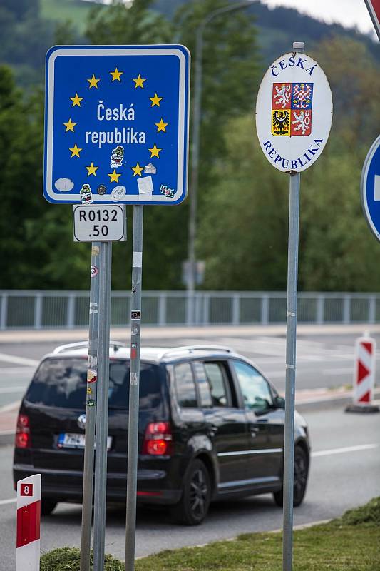 Mezi Českou republikou a Polskem lze opět volně cestovat. Jak kvůli turistice, tak za nákupy - zejména na polskou tržnici nedaleko Náchoda.