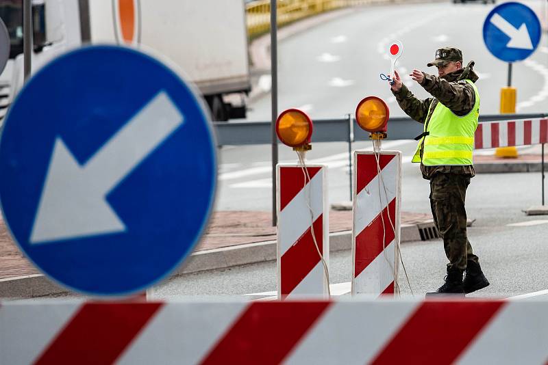 Na hraničním přechodu do Polska v Náchodě probíhají zdravotní kotroly. Každý cestující v autobuse či minibusu musí podstoupit měření teploty a vyplnit dotazník. Policie, celníci i hasiči tak kontrolují hranici.