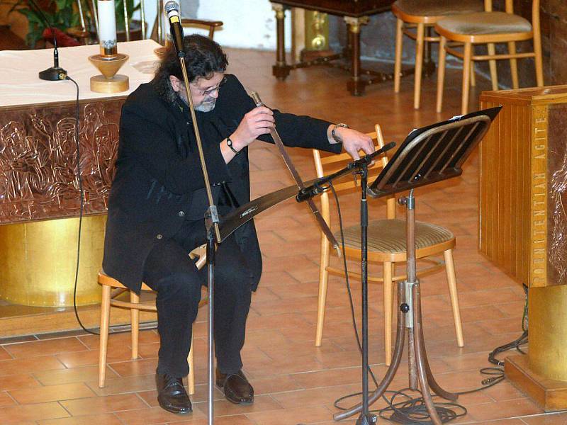 Adventní koncert, na kterém vystoupila známá muzikálová zpěvačka Magda Malá a Petr Dopita se konal v hronovském katolickém kostele a písně z muzikálů, s vánoční tématikou a koledy v jejich podání si přišlo poslechnout přes dvě stovky posluchačů. 