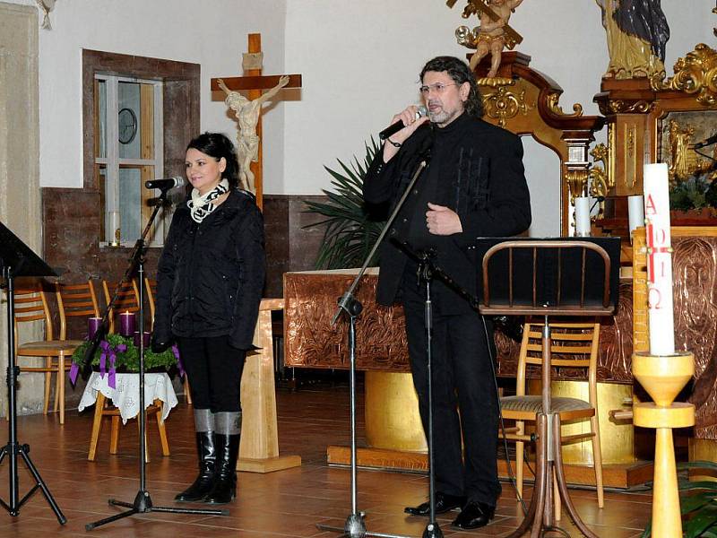 Adventní koncert, na kterém vystoupila známá muzikálová zpěvačka Magda Malá a Petr Dopita se konal v hronovském katolickém kostele a písně z muzikálů, s vánoční tématikou a koledy v jejich podání si přišlo poslechnout přes dvě stovky posluchačů. 