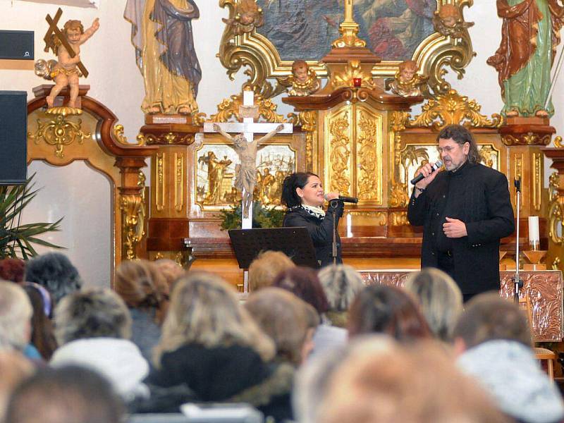 Adventní koncert, na kterém vystoupila známá muzikálová zpěvačka Magda Malá a Petr Dopita se konal v hronovském katolickém kostele a písně z muzikálů, s vánoční tématikou a koledy v jejich podání si přišlo poslechnout přes dvě stovky posluchačů. 