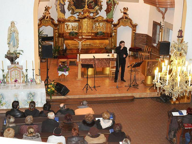 Adventní koncert, na kterém vystoupila známá muzikálová zpěvačka Magda Malá a Petr Dopita se konal v hronovském katolickém kostele a písně z muzikálů, s vánoční tématikou a koledy v jejich podání si přišlo poslechnout přes dvě stovky posluchačů. 