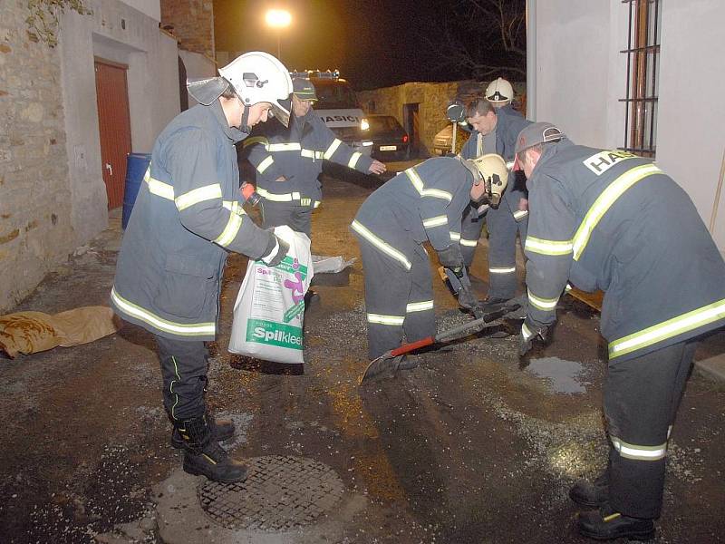 Hasiči odstraňovali ze silnice fritovací olej.