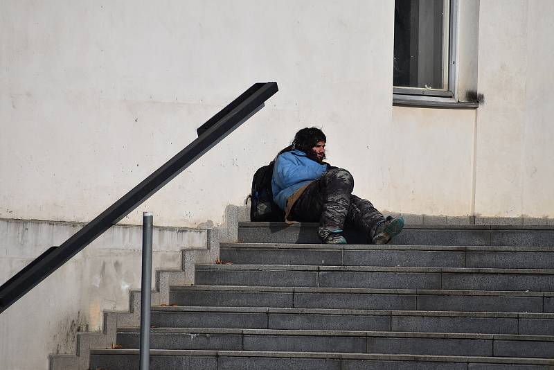 Na hronovském náměstí lidé protestovali proti vládním opatřením okolo koronavirové situace.  Hlavní slovo měl občanský aktivista David Tesař, který vybízel ke změně strachu a nepřátelství na prosperitu a radost. Výzvu k nasazení roušek takřka nikdo neresp