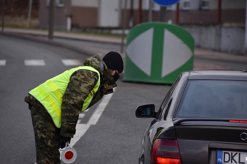 Přechod v Náchodě-Bělovsi hlídala polská hraniční stráž a policie.