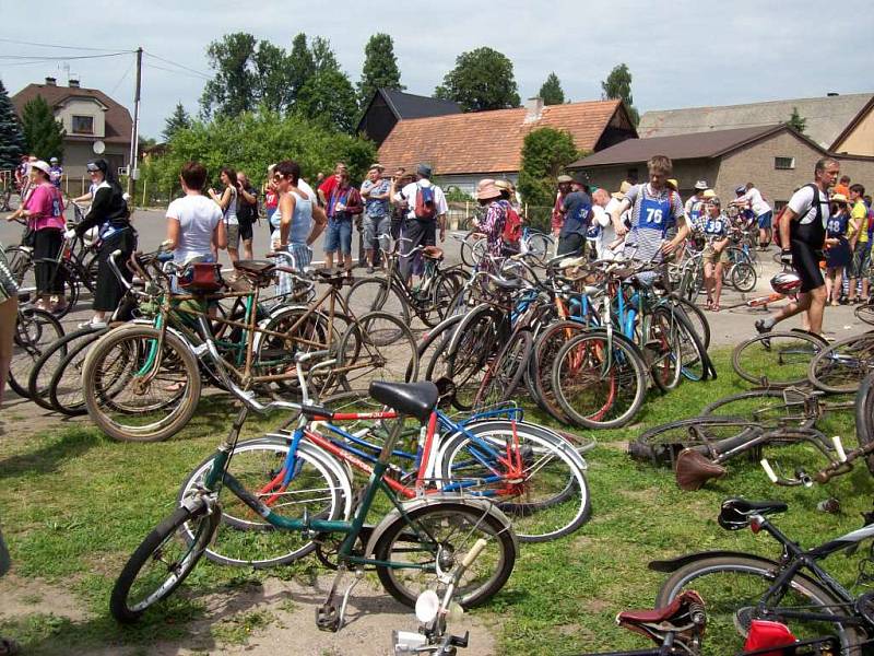 Cyklistický recesistický závod Tour de Torpédo pořádaný v Nízké Srbské vstoupil do svého již šestnáctého ročníku.