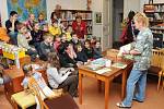 Knihovna v Červeném Kostelci pořádala pro školáky „Klubáč“. Knihovnice jim vysvětlila, jak opravuje knihy. 