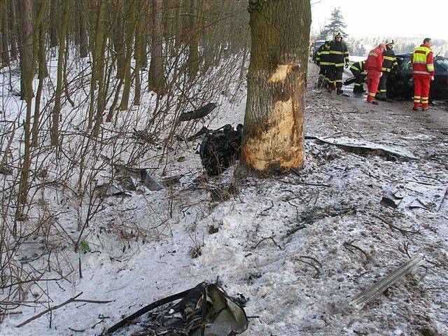 Na hlavním tahu na Broumov v lesním průsmyku v lokalitě Pasa vyjel řidič ze silnice a čelně narazil do stromu. 