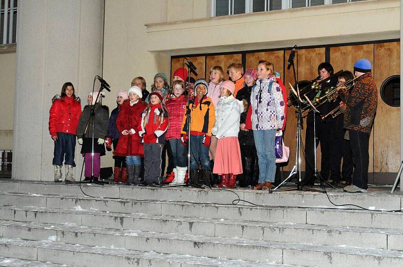 Rozsvěcení vánočního stromu na hronovském náměstí.