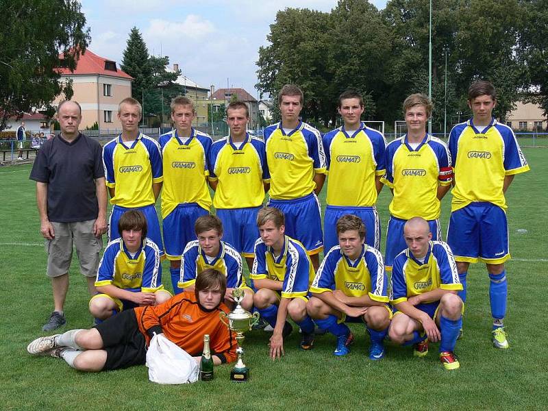 VÍTĚZOVÉ. Druhý ročník Memoriálu Ladislava Šmákala vyhráli dorostenci MFK Nové Město nad Metují.