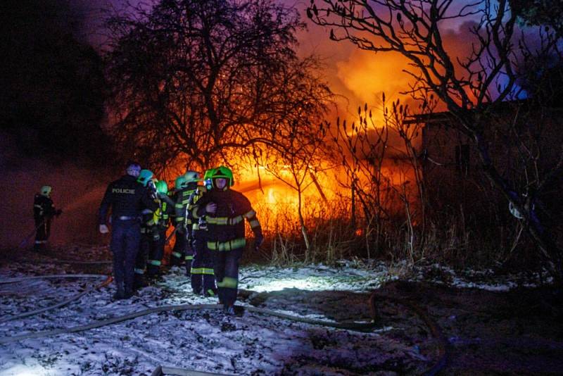 Čtyři jednotky hasičů likvidovaly v neděli večer požár drážního domku v blízkosti zastávky Velká Jesenice v katastru obce Říkov.
