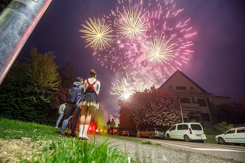 Po dvou letech mohli v Novém Městě uctít  památky padlých ve světových válkách lampionovým průvodem a ohňostrojem.