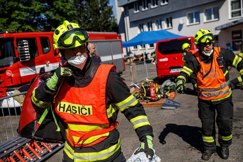 Vyprošťování zraněných osob z havarovaných vozidel je vysoce specifickou činností. Jediní, kdo tyto speciální záchranné činnosti vykonávají, jsou právě hasiči.