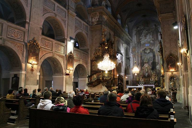 NOC KOSTELŮ přilákala do broumovského svatostánku několik desítek návštěvníků.