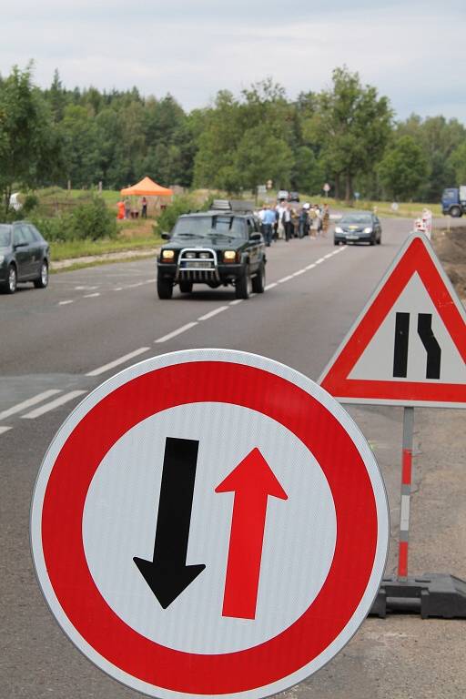 Poklepali základní kámen stavby nové silnice přes hřeben Broumovských stěn v lokalitě zvané Pasa mezi Broumovem a Policí nad Metují.