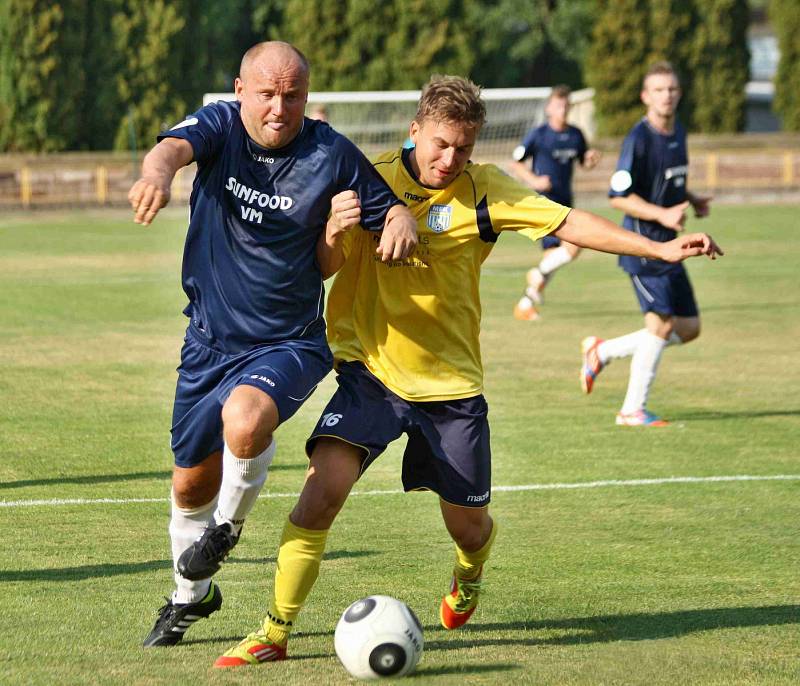 NOVOMĚSTSKÝ Dominik Nejman (ve žlutém) při bránění dobrušského matadora Marcela Hájka.