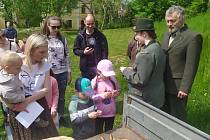 V okolí fary na jižním svahu nad obcí Provodov-Šonov na Náchodsku se v sobotu odpoledne bavily děti i jejich rodiče na Pohádkové cestě s lesním světem. 