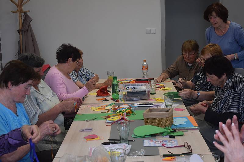 Hejtmánkovické Hejtmanky vyrábějí srdíčka na Srdíčkovník. Ten stojí před obecní hospodou a v jeho větvích se ve větru třepotají desítky srdíček různých barev a velikostí.