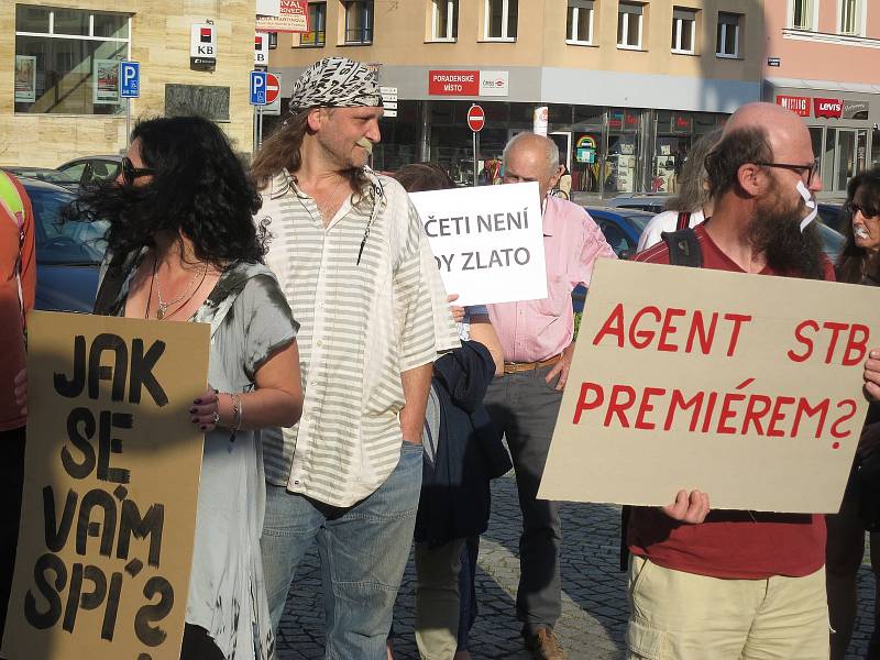 Tichý protest proti premiérovi v demisi Andreji Babaišovi v Náchodě.