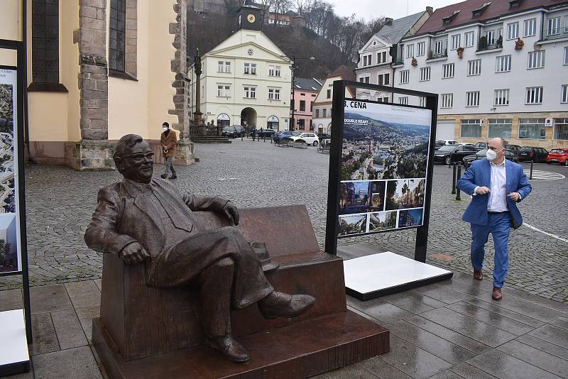 Od středečního dopoledne jsou všechny návrhy které se dostaly do finále vystaveny na velkoformátových panelech na náchodském náměstí.