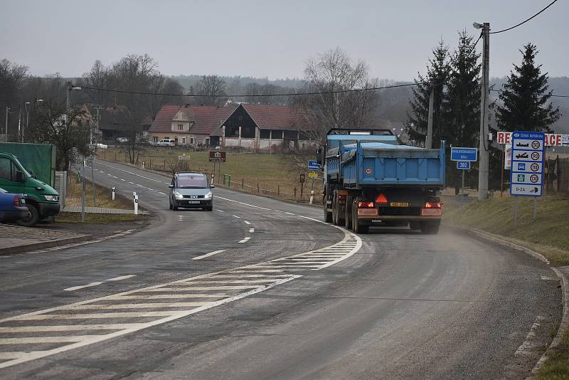 Dnes dopoledne byla situace viditelně klidnější na hraničních přechodech na Broumovsku. V Otovicích projel bez kontroly nákladní automobil směřující k blízkému lomu pro kámen.