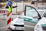 Na hraničním přechodu do Polska v Náchodě probíhají zdravotní kotroly. Každý cestující v autobuse či minibusu musí podstoupit měření teploty a vyplnit dotazník. Policie, celníci i hasiči tak kontrolují hranici.