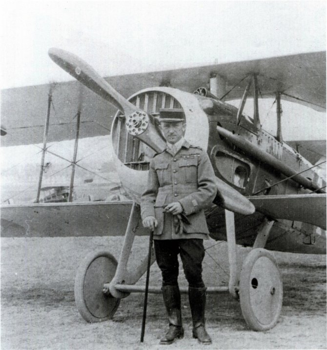 Pilot letounu F-FRAV Paul d´Argueff na válečné fotografii.