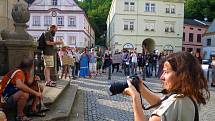 Průvod s transparenty v rukou vydal na krátkou cestu centrem města, při které demonstranty podporovali i další lidé.