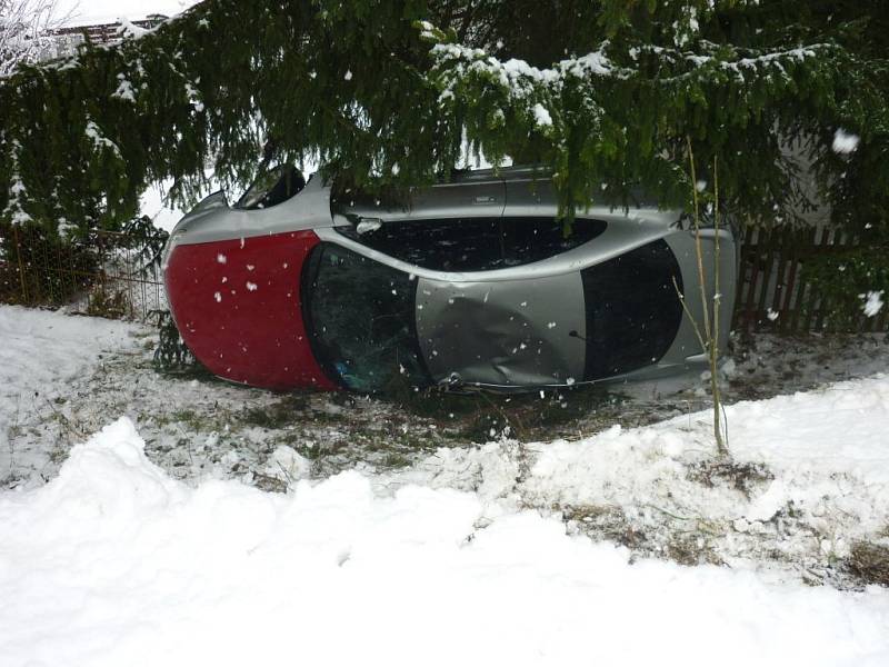 Další nehoda se stala v kopci u Stárkova, kde se na zledovatělé silnici převrátil automobil a skončil v příkopě. 