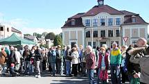 Škola ve Velkém Poříčí se stavěla dva roky, nyní už slouží přesně 100 let. Oslavy navštívili bývalí žáci i kantoři, rádi zavzpomínali. 