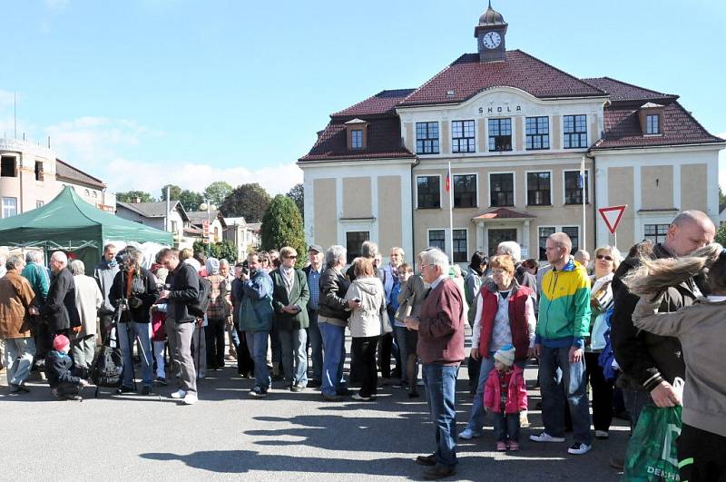 Škola ve Velkém Poříčí se stavěla dva roky, nyní už slouží přesně 100 let. Oslavy navštívili bývalí žáci i kantoři, rádi zavzpomínali. 