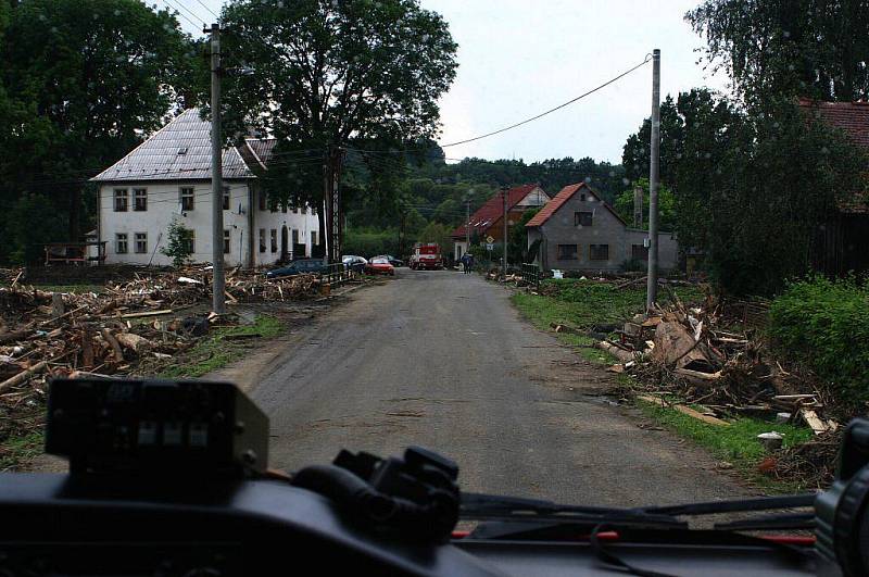 V pondělí 9. srpna odjelo z Červeného Kostelce hasičské auto plně naložené čisticími a dezinfekčními prostředky a materiálem do povodní postižené obce Višňová na Frýdlantsku v Libereckém kraji.