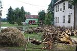 V pondělí 9. srpna odjelo z Červeného Kostelce hasičské auto plně naložené čisticími a dezinfekčními prostředky a materiálem do povodní postižené obce Višňová na Frýdlantsku v Libereckém kraji.