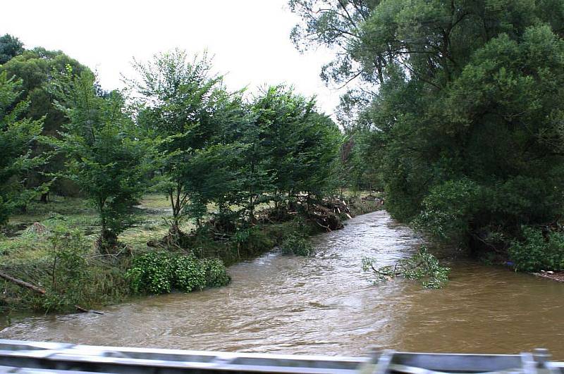 V pondělí 9. srpna odjelo z Červeného Kostelce hasičské auto plně naložené čisticími a dezinfekčními prostředky a materiálem do povodní postižené obce Višňová na Frýdlantsku v Libereckém kraji.