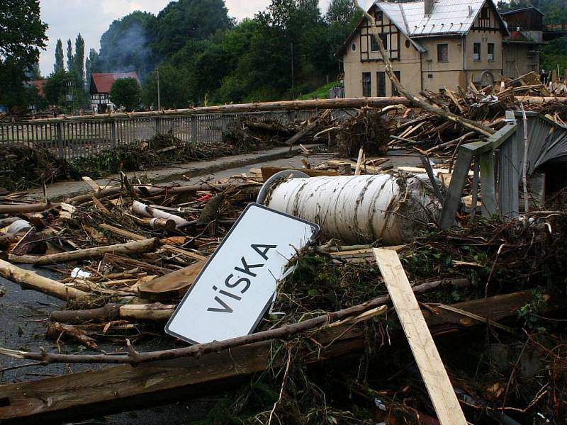 V pondělí 9. srpna odjelo z Červeného Kostelce hasičské auto plně naložené čisticími a dezinfekčními prostředky a materiálem do povodní postižené obce Višňová na Frýdlantsku v Libereckém kraji.