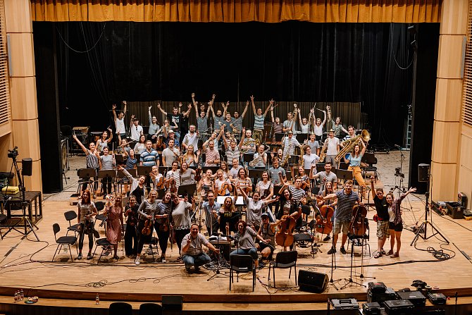 Mladí symfonici se v průběhu své dvanácté koncertní sezony chtějí rozrůst o vlastní smíšený pěvecký sbor a právě nyní nabírají zpěváky.