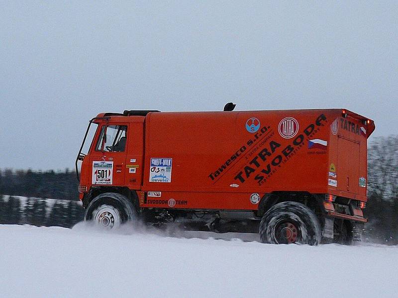 Úspěšná Tatra sezóny 2010 se předvádí ve sněhu.