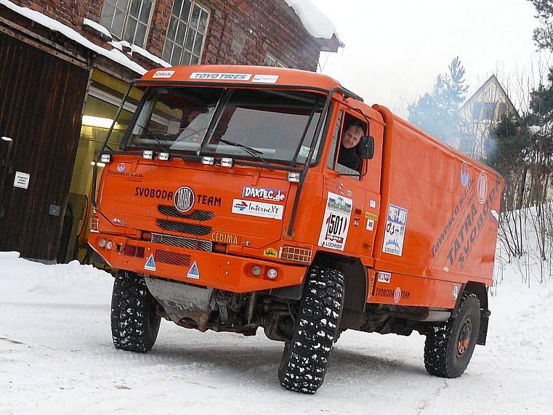 Úspěšná Tatra sezóny 2010 se předvádí ve sněhu.