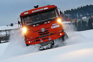 Úspěšná Tatra sezóny 2010 se předvádí ve sněhu.