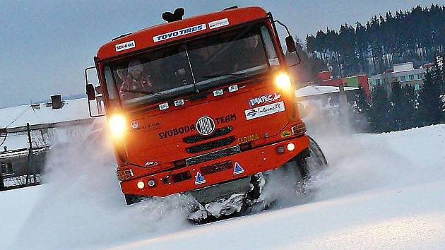 Úspěšná Tatra sezóny 2010 se předvádí ve sněhu.