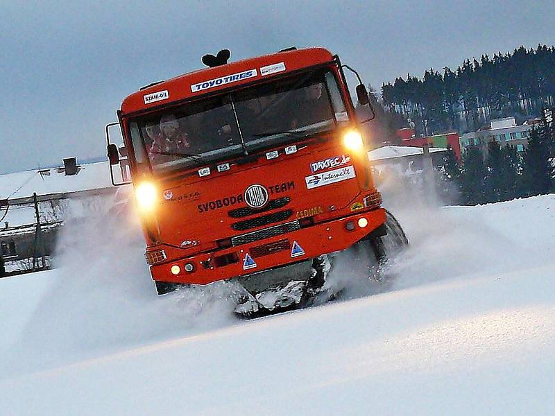 Úspěšná Tatra sezóny 2010 se předvádí ve sněhu.