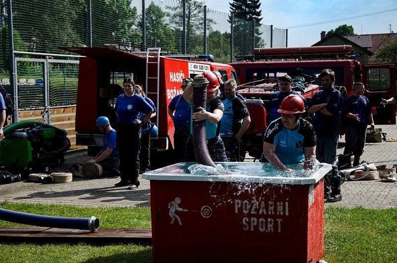 Na zeleném trávníků se odehrála tradiční hasičská soutěž v požárním sportu.