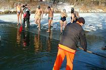 V ROCE 2006 čekala na otužilce zamrzlá Metuje, a tak pořadatelé museli vyřezat do ledu bazén.  Letos jim led na řece zřejmě hrozit nebude, i když  do zítřka se může stát leccos...