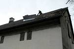 Zajištění uvolněné části střechy na objektu v Kocbeřích.