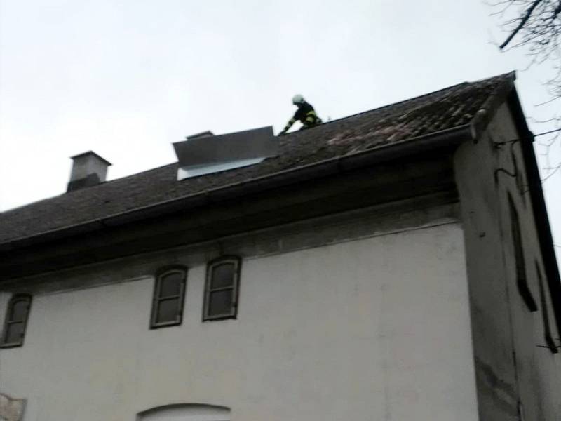 Zajištění uvolněné části střechy na objektu v Kocbeřích.