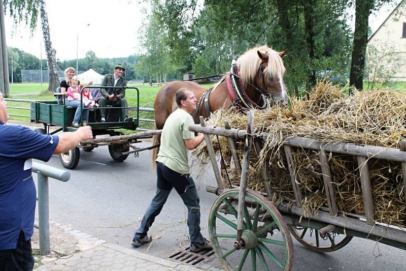 V sobotu hodinu po poledni vyrazil průvod napříč obcí na oslavu dožínek.