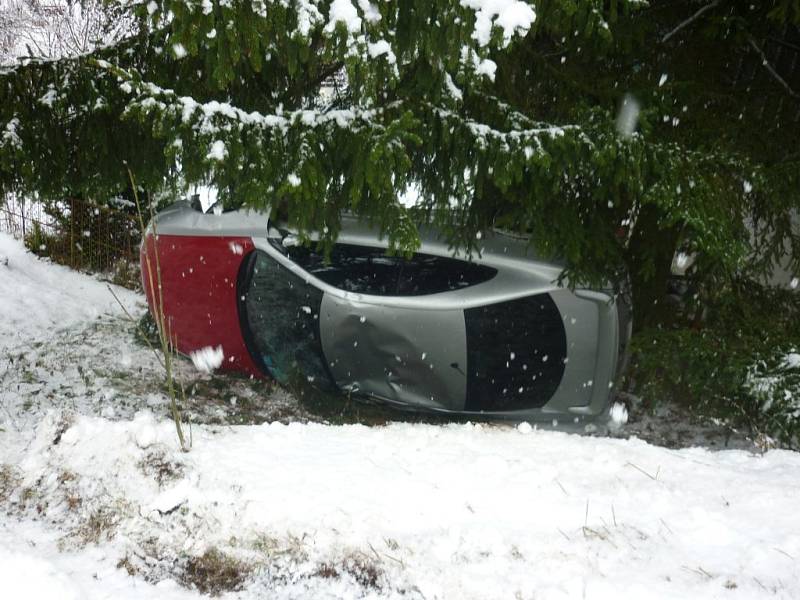 Další nehoda se stala v kopci u Stárkova, kde se na zledovatělé silnici převrátil automobil a skončil v příkopě. 