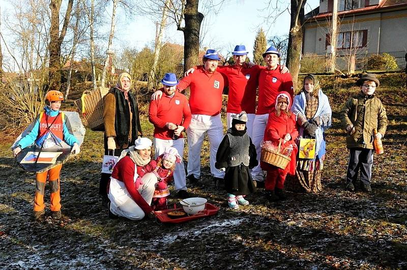 Na Silvestra odstartovala parta Čolek o desáté hodině ranní na kopci Čerťák už osmnáctý ročník recesistické akce nazvané Sjezd na čemkoli.