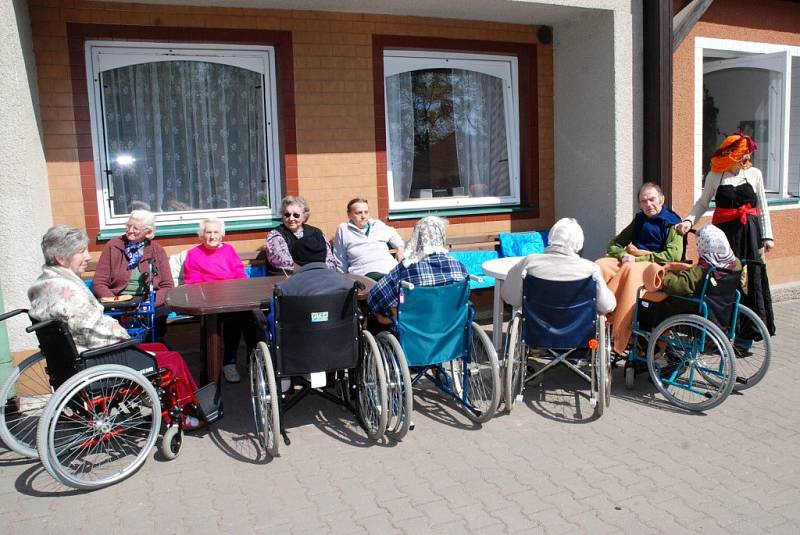 Senioři se sešli na zahradě Domova odpočinku ve stáří Justynka, kde pro ně personál převlečený za čarodějnice připravil grilované klobásky a další občerstvení.