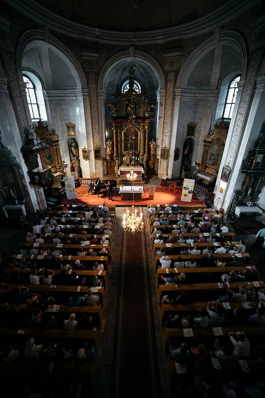 V otovickém kostele, který pochází z dílny slavného architekta Kryštofa Dientzenhofera, vystoupili fagotista Adam Plšek, laureát rozhlasové soutěže Concertino Praga, a klavíristka Eliška Tkadlčíková, vítězka Mezinárodní soutěže pro mladé klavíristy Broumo